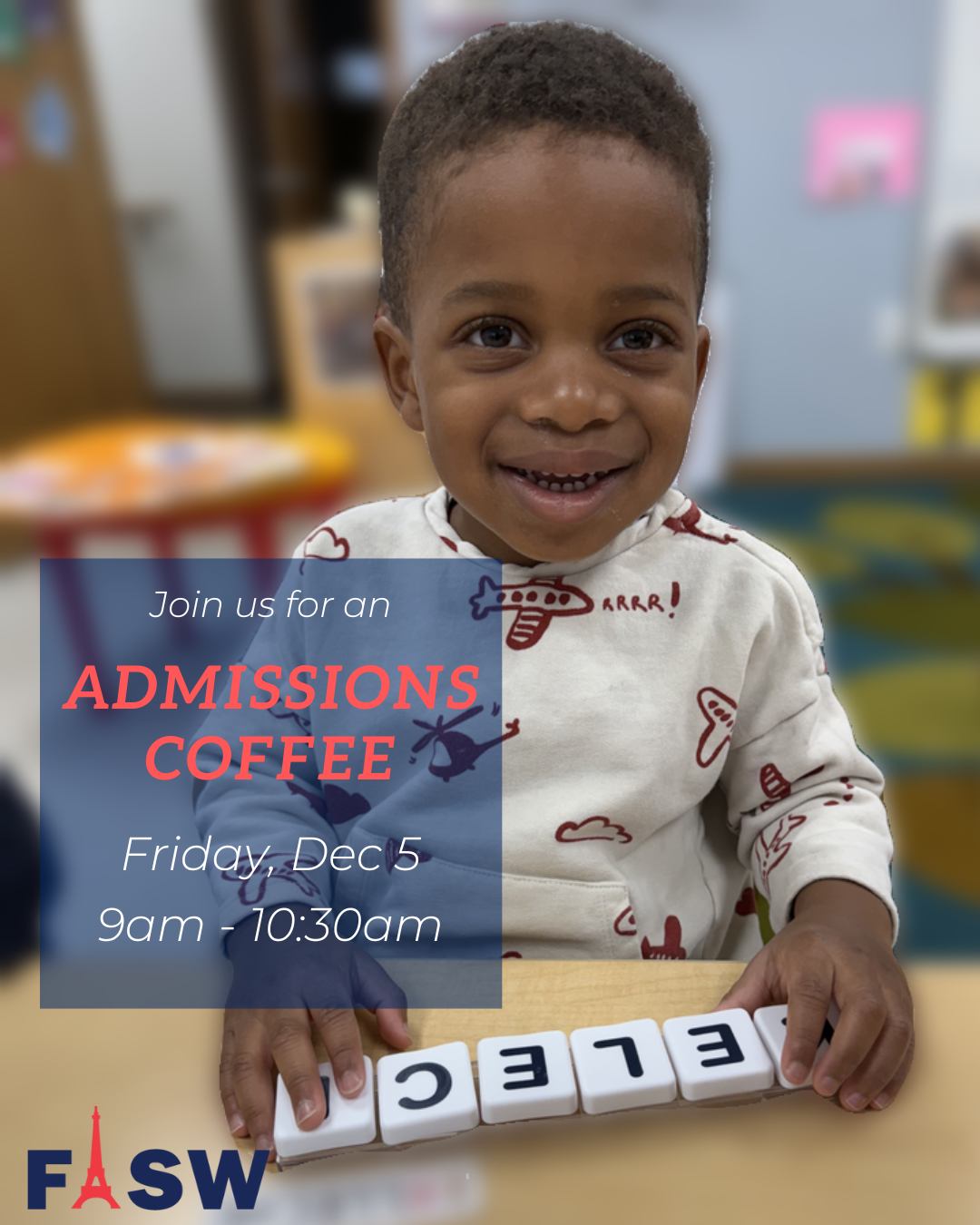 Un élève de petite section de maternelle travaille sur les lettres en classe