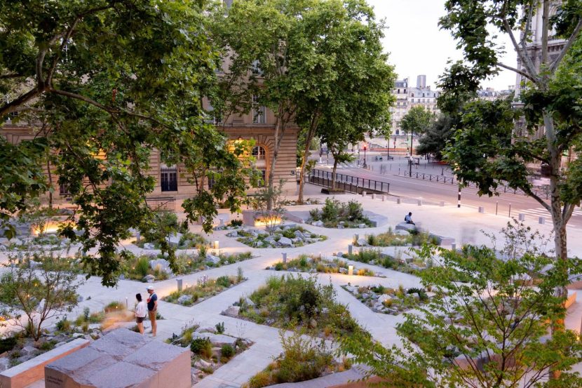 Jardin du 13 novembre, derrière l'hôtel de ville de Paris