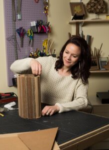 Aline Bloch dans son atelier